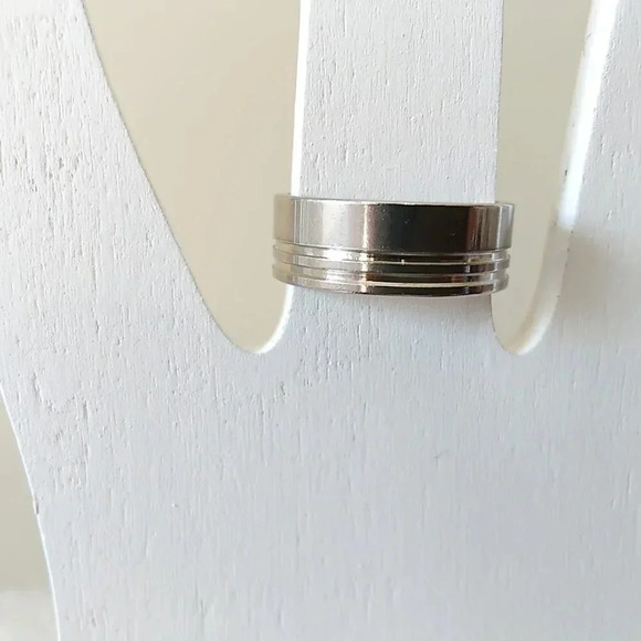 NIB Unisex Size 7.5 Dual-Grooved Stainless Steel Ring - Picture 4 of 4